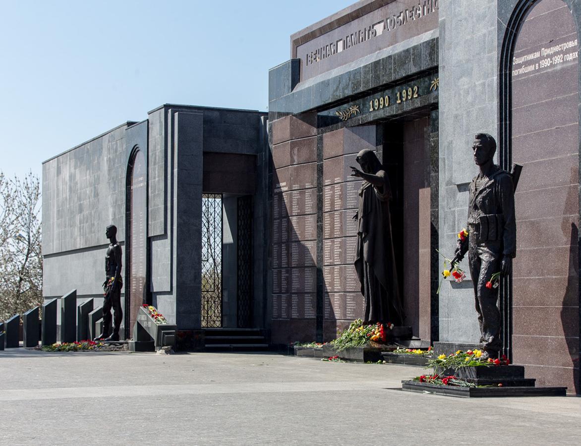 Luna Tiraspol Bagian luar foto